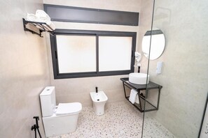 Dusche, Haartrockner, Handtücher, Seife