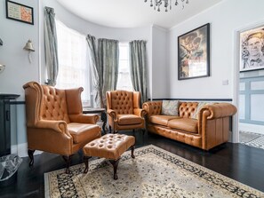 TV, fireplace, offices, computer monitors - 6 Bedroom Refurbished Georgian House Close To Sea & Garden Ramsgate (Ramsgate)