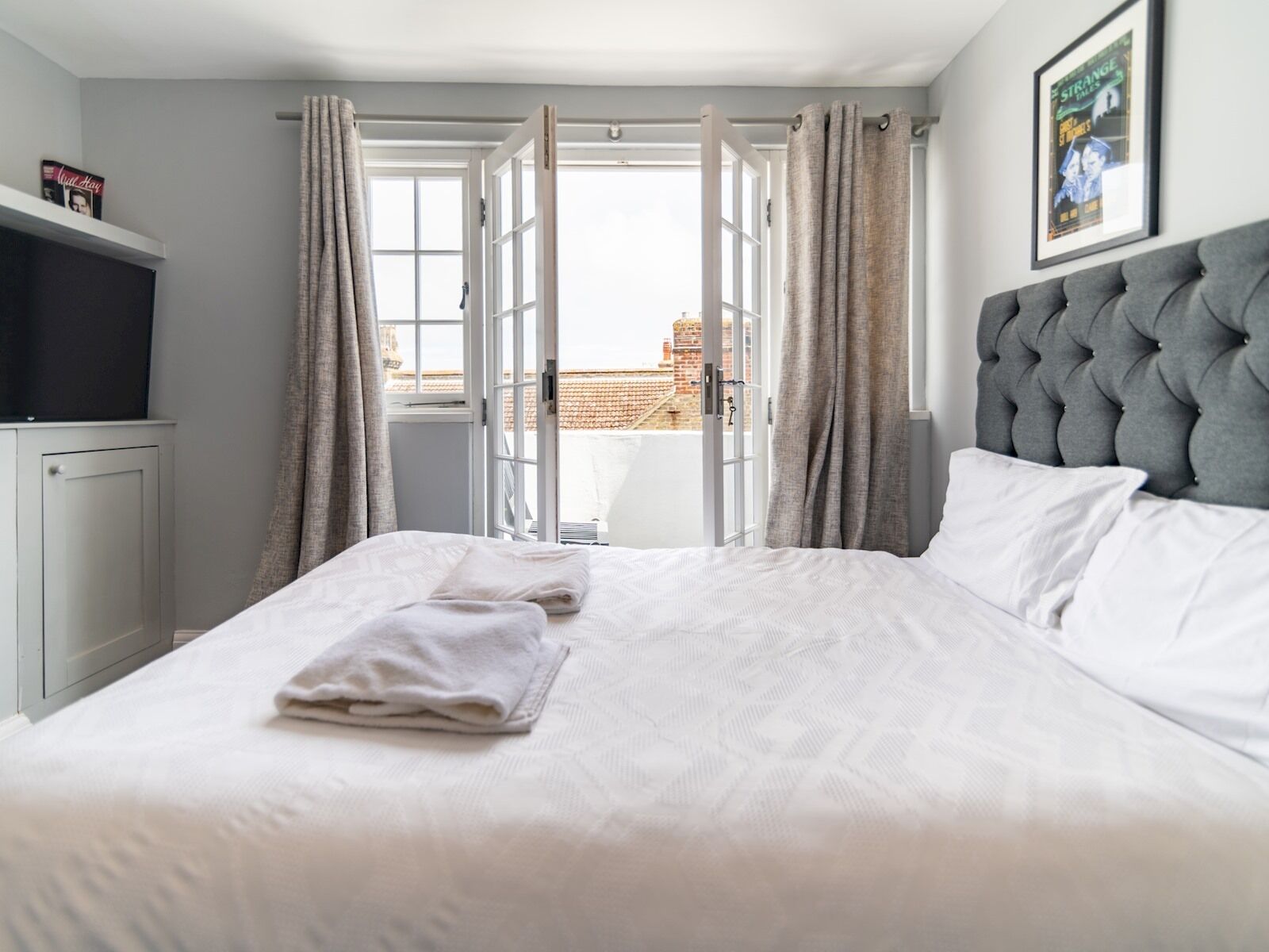 5 bedrooms, desk, iron/ironing board, travel crib