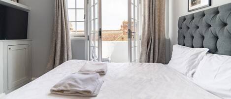 5 dormitorios, escritorio, tabla de planchar con plancha y cuna de viaje