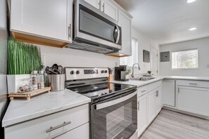 Réfrigérateur, micro-ondes, plaque de cuisson, cafetière/bouilloire