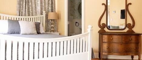 1 slaapkamer, een bureau, een strijkplank/strijkijzer, wifi (toeslag)