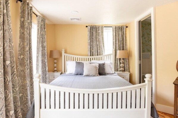 1 bedroom, desk, iron/ironing board, WiFi - Mary Mills Room (New Hampton)