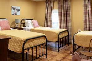 1 habitación, escritorio, tabla de planchar con plancha y wifi 