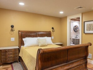 1 bedroom, desk, iron/ironing board, WiFi - Harrison Suite (New Hampton)