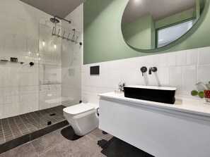 Bruser, hårtørrer, håndklæder, Sæbe