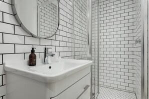 Een douche, een haardroger, handdoeken, zeep