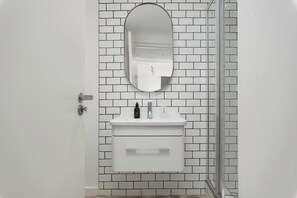 Dusche, Haartrockner, Handtücher, Seife