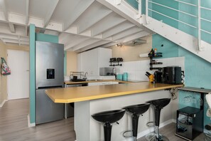 Fridge, microwave, oven, stovetop - Spacious Loft Apartment in De Waterkant (Cape Town)