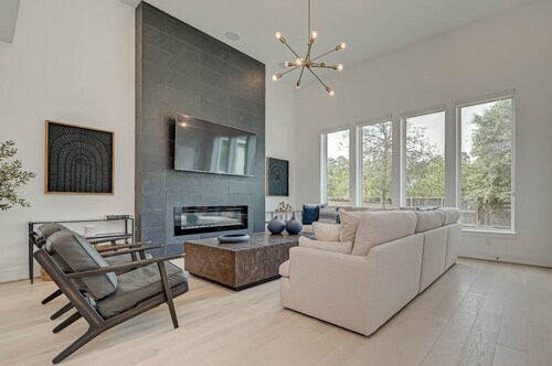 Modern 4BR Retreat, BBQ & Dining in The Woodlands