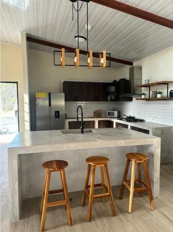 Een koelkast, een microgolfoven, een oven, een kookplaat