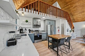 Wasserkocher mit Kaffee-/Teezubehör, Kühlschrank, Mikrowelle, Ofen
