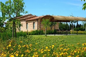 Een bakstenen gebouw met een overdekte patio.