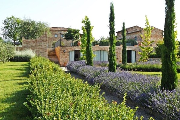Property grounds - Vacation House La Fiorita - Apartment with Pool View (Cortona)