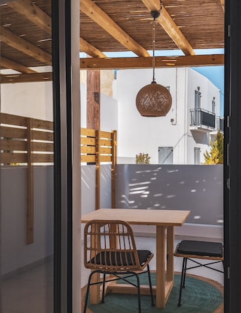 Comfort Double Room with kitchenette | ํ
๋ผ์ค/ํํฐ์ค