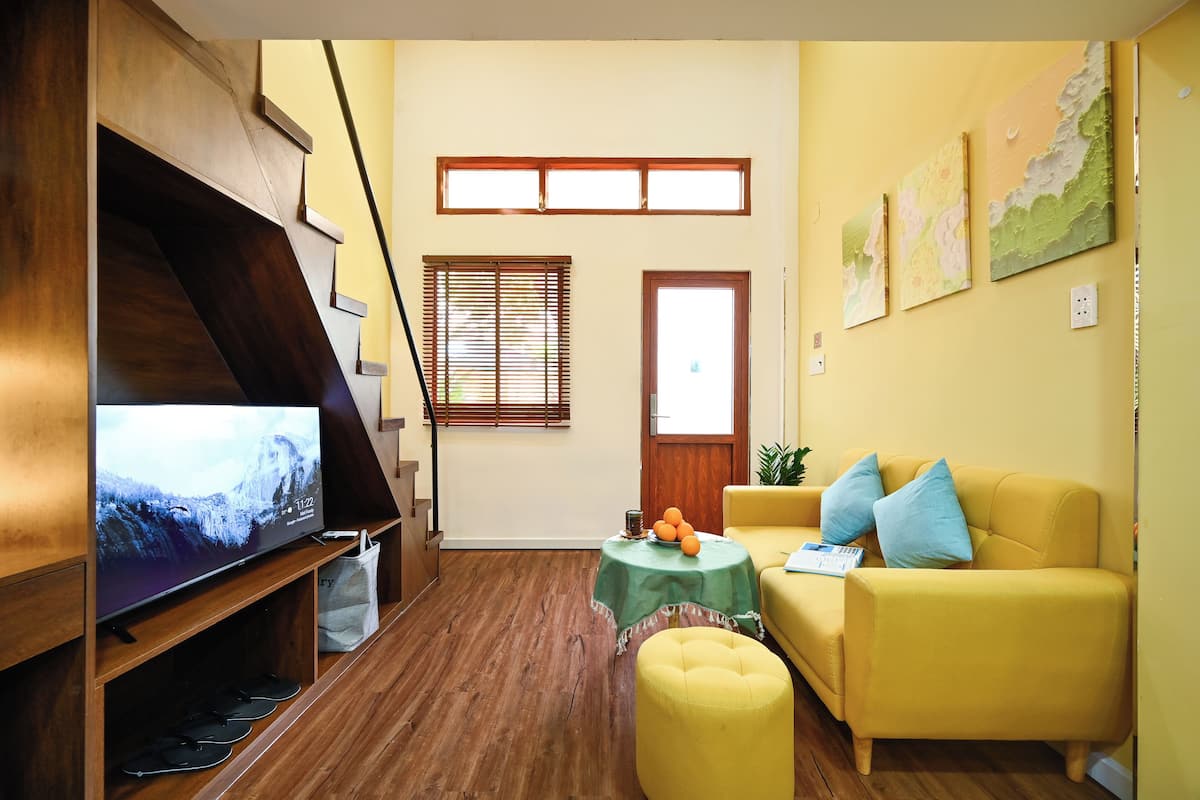 Suite junior, 1 habitación, cocineta, vista al jardín | Sala de estar | Televisión LCD de 49 pulgadas con canales digitales, Netflix y libros