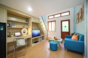 Superior maisonnette, 1 slaapkamer, kitchenette, uitzicht op tuin | Woonruimte | Een 49-inch lcd-televisie met digitale zenders, Netflix en boeken