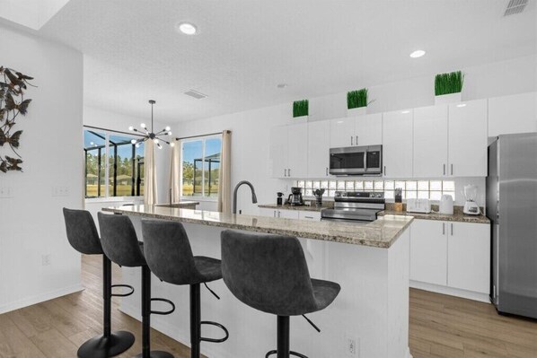 Fridge, microwave, oven, stovetop - 5 Bedrooms/ 3.5 Bathrooms/ Sunset Lakes (2943 SV) (Kissimmee)