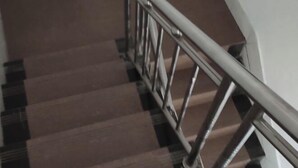 A staircase with a metal handrail and wooden steps. - Anyuan Jingcheng Business Hotel (Anyuan)