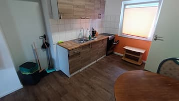 Basic Apartment, Multiple Beds | Private kitchen | Full-size fridge, microwave, oven, stovetop