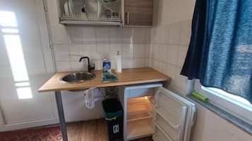 Standard Apartment, Multiple Beds, Mobility Accessible | Private kitchen | Full-size fridge, microwave, oven, stovetop
