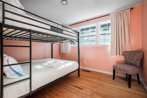 3 chambres, fer et planche à repasser, Wi-Fi, draps fournis