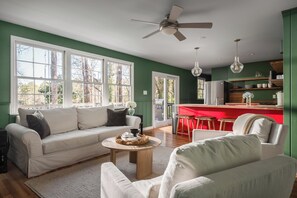 Smart TV - Renovated lakefront home, minutes to downtown Raleigh! (Raleigh)