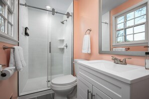 Douche, sèche-cheveux, serviettes fournies, savon