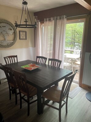Dining - Cozy mountain retreat for rent (Blakeslee)