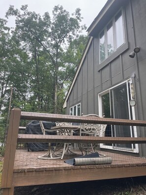 Outdoor dining - Cozy mountain retreat for rent (Blakeslee)