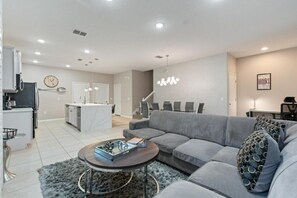 TV - 5 Bedrooms / 5.5 Bathrooms / Solterra (4766 TD) (Davenport)