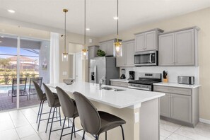 Kylskåp, mikrovågsugn, ugn och spishäll