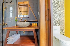 Familievilla - strandudsigt | Badeværelse | Gratis toiletartikler, badekåber, hjemmesko, håndklæder