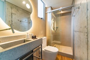 Apartment | Bathroom | Shower, rainfall showerhead, hair dryer, towels - Linked Batel by Xtay (Curitiba)