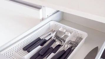 Microondas, cafetera/tetera, tostadora, utensilios de cocina