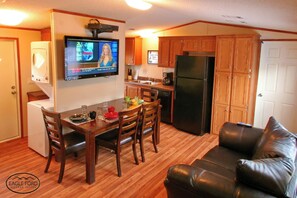 Studio Suite tiện nghi đơn giản | Trang thiết bị bếp chung | Tủ lạnh, lò vi sóng, lò nướng, bếp nấu 