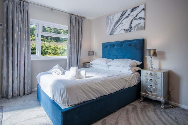 5 bedrooms, iron/ironing board, WiFi, bed sheets