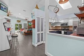 冷蔵庫、電子レンジ、オーブン、食器洗い機