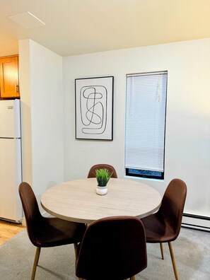 Dining - Cedar Heights w sauna/bonfire (Lynnwood)
