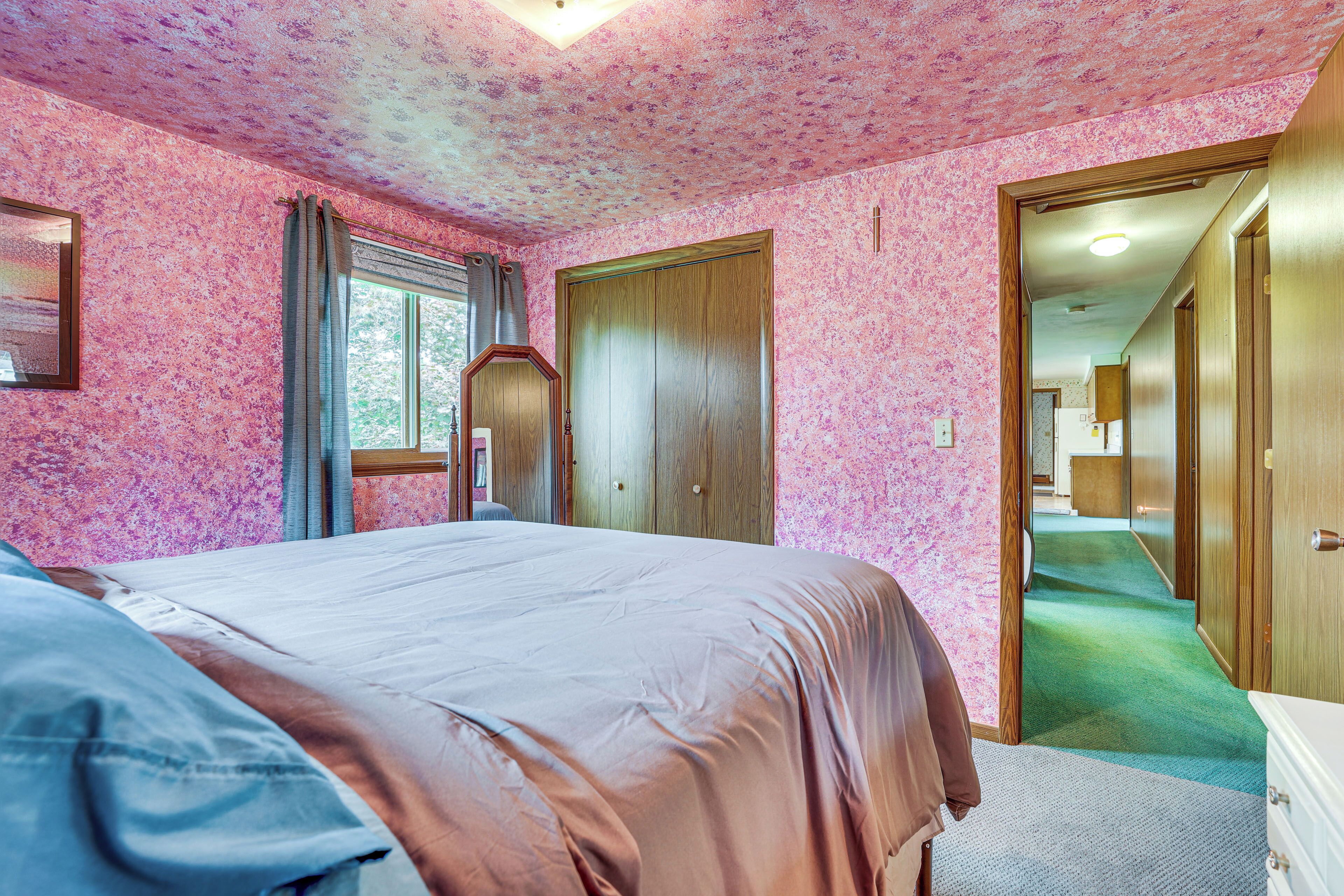 3 bedrooms, iron/ironing board, internet, bed sheets