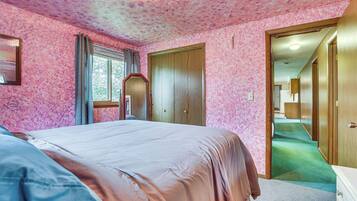 3 bedrooms, iron/ironing board, internet, bed sheets