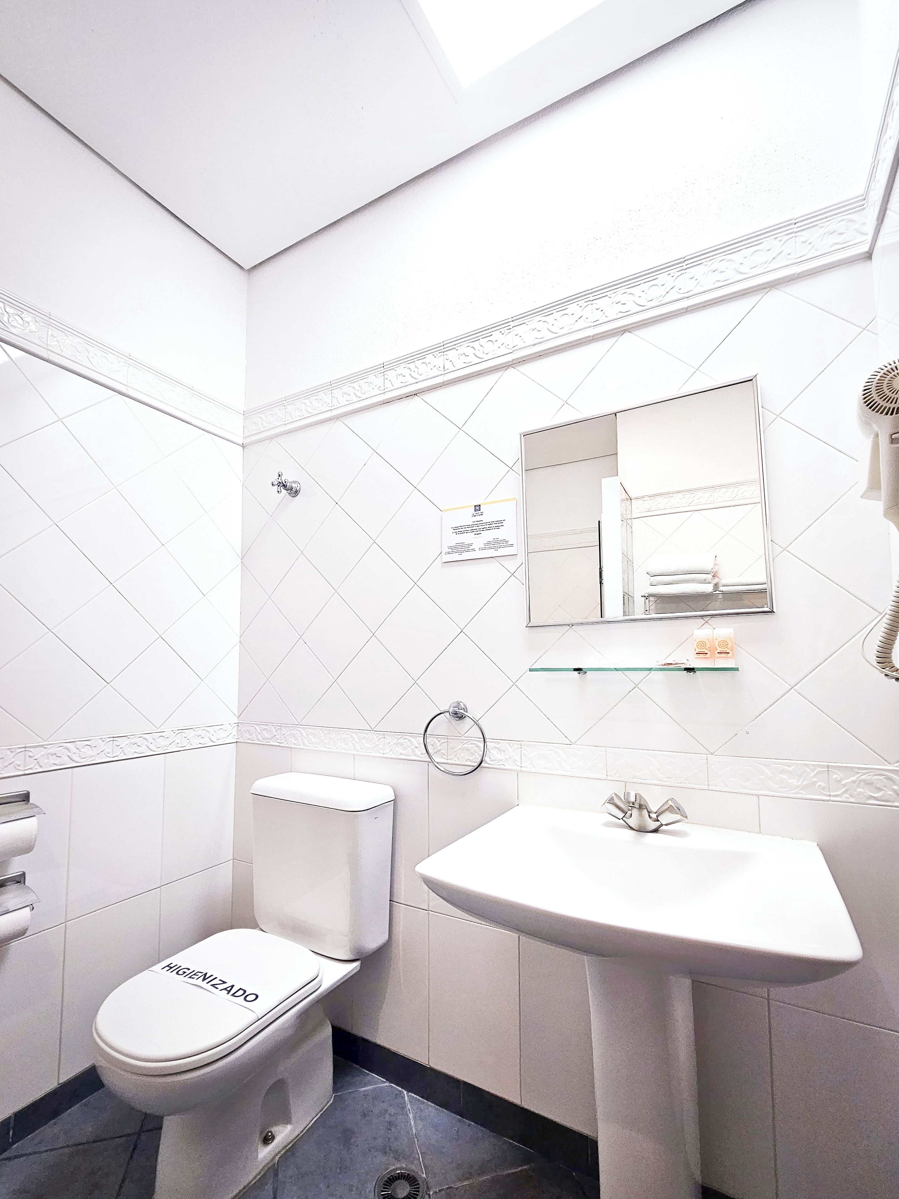 Un bagno moderno con servizi igienici, lavandino e specchio.