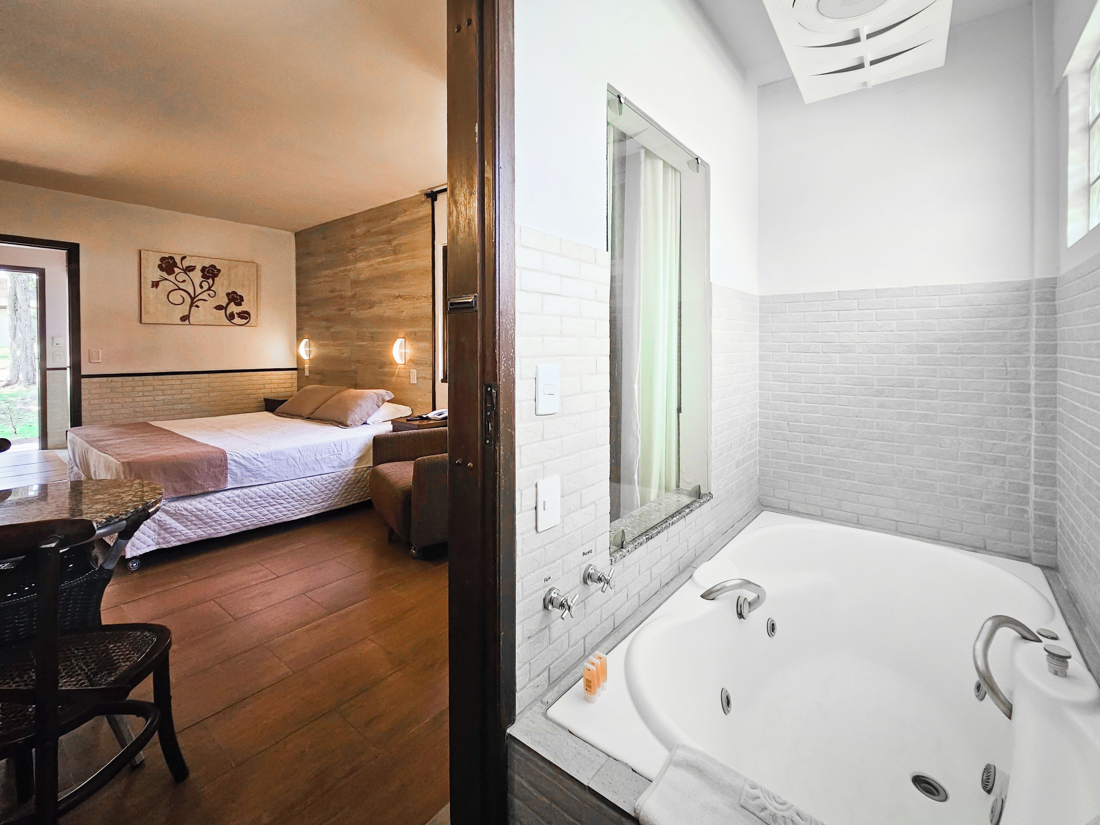 Deluxe Chalet | Bathroom | Separate tub and shower, hair dryer, towels, soap