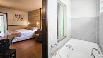 Deluxe Chalet | Bathroom | Separate tub and shower, hair dryer, towels, soap
