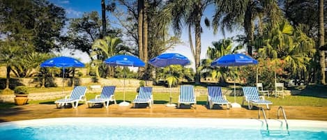 Piscine couverte, 2 piscines extérieures, chaises longues