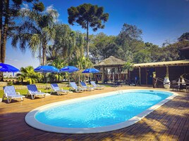 Una piscina techada, 2 piscinas al aire libre