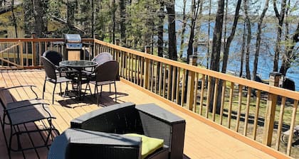 Serene cottage with all you need to relax on charming Bishop Lake