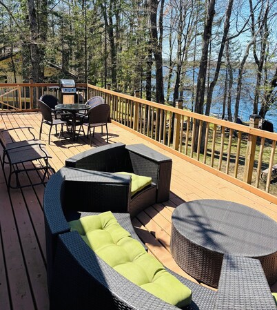 Serene cottage with all you need to relax on charming Bishop Lake