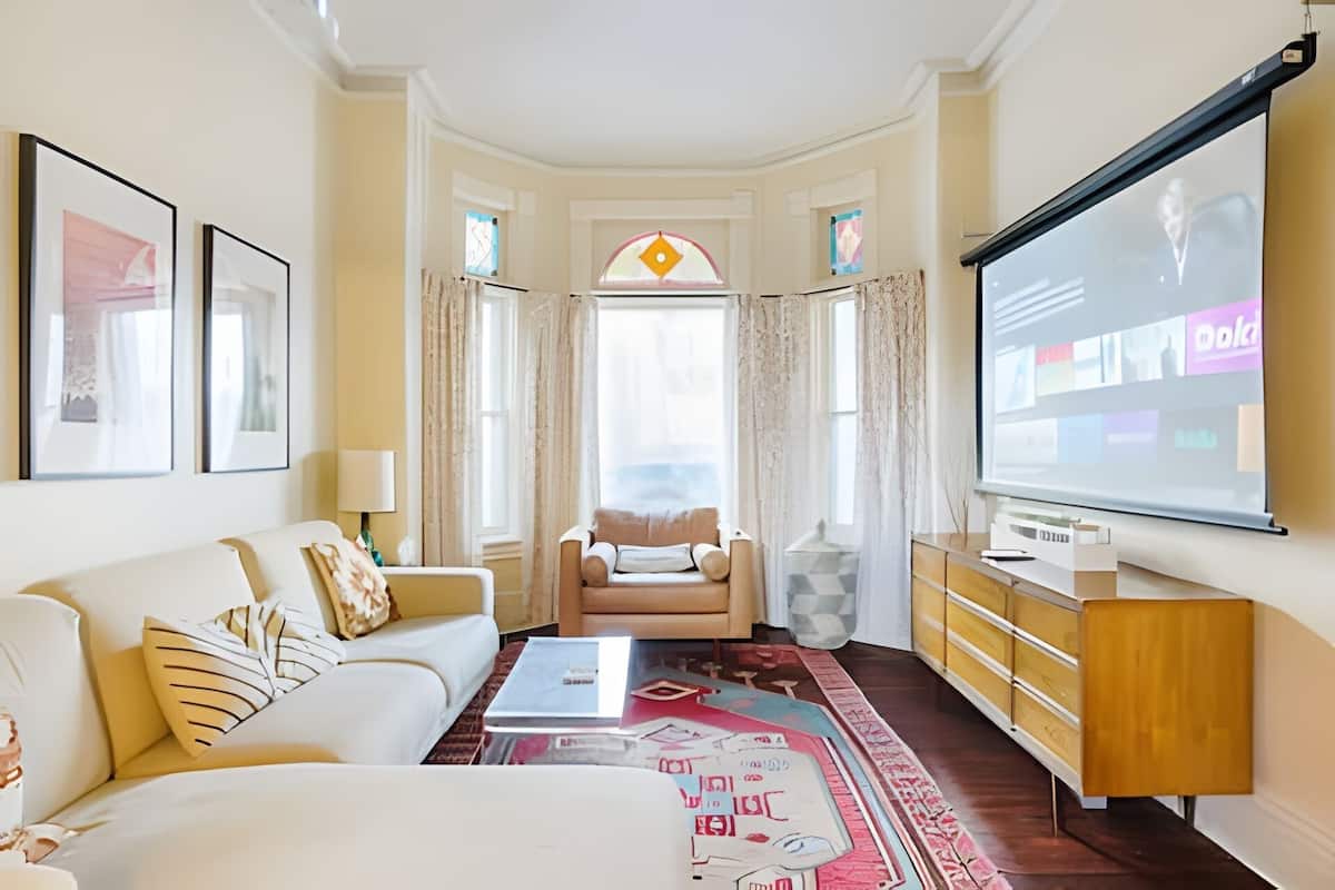 Chalet familiare | Area soggiorno | Smart TV 65 pollici con canali via cavo, caminetto, computer