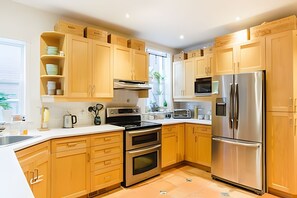 Familie chalet | Privékeuken | Een koelkast, een microgolfoven, kookgerei, borden en bestek